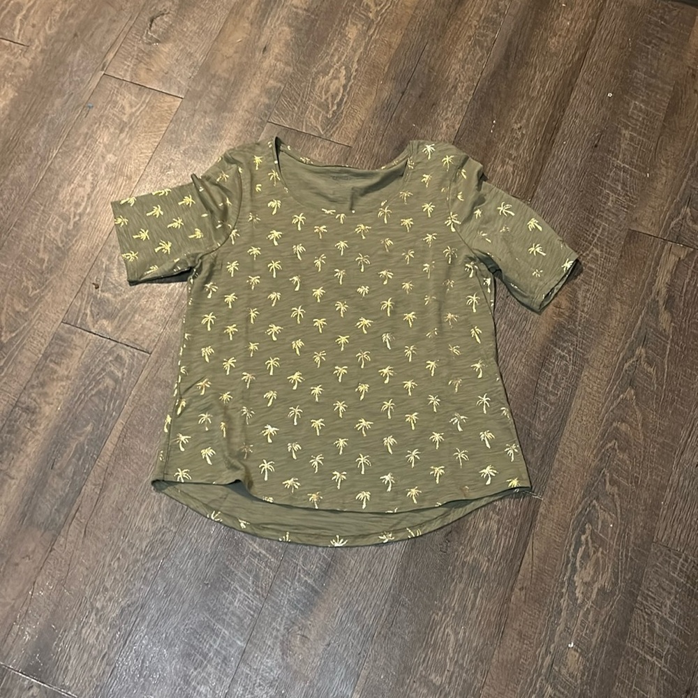 Chicos Sz 1 (MEDIUM) Cotton Blend Slub Foil Palm Tee‎ Olive Green Gold EUC